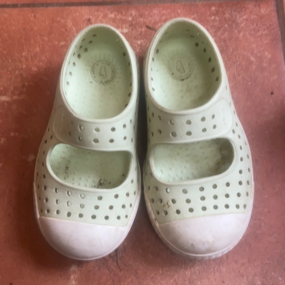 Native toddler girls slide on croc-like shoes sz T6